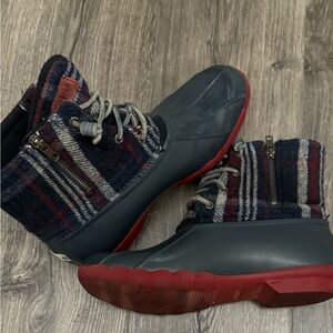 SPERRY Saltwater Plaid Wool Duck Boot
Women’s SIZE 9